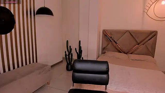 Snapshot of LaurentRosse1 chatting on June 9, 7:48 pm LaurentRosse1 online show from June 9, 7:48 pm