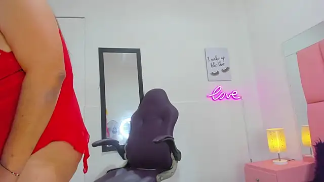 Snapshot of Evaa_white chatting on November 8, 12:09 pm Evaa white online show from November 8, 12:09 pm