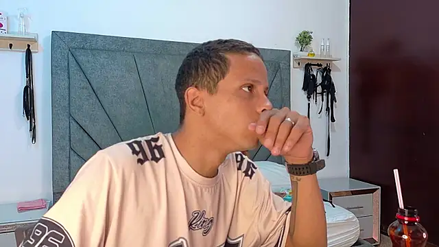 Snapshot of DamianandEva chatting on July 4, 1:15 pm DamianandEva online show from July 4, 1:15 pm