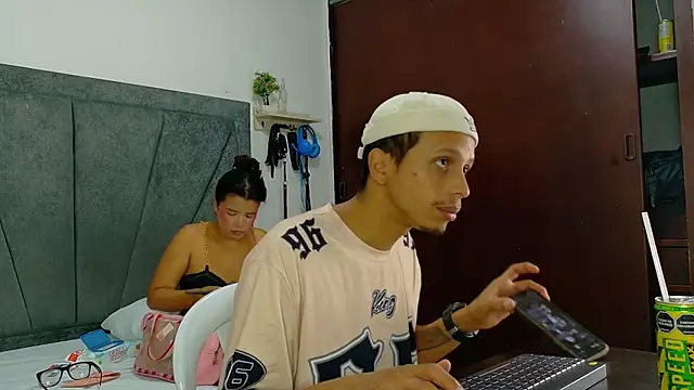 Snapshot of DamianandEva chatting on May 28, 12:44 pm DamianandEva online show from May 28, 12:44 pm