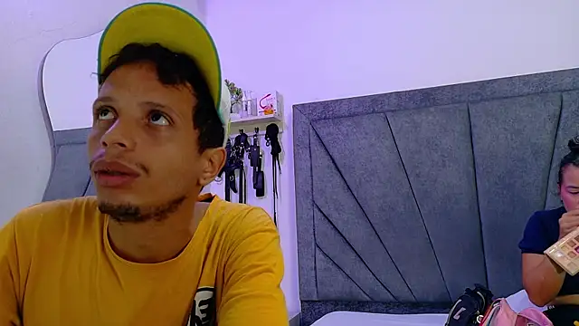 Snapshot of DamianandEva chatting on May 26, 12:47 pm DamianandEva online show from May 26, 12:47 pm
