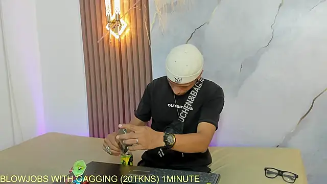 Snapshot of DamianandEva chatting on May 1, 12:43 pm DamianandEva online show from May 1, 12:43 pm