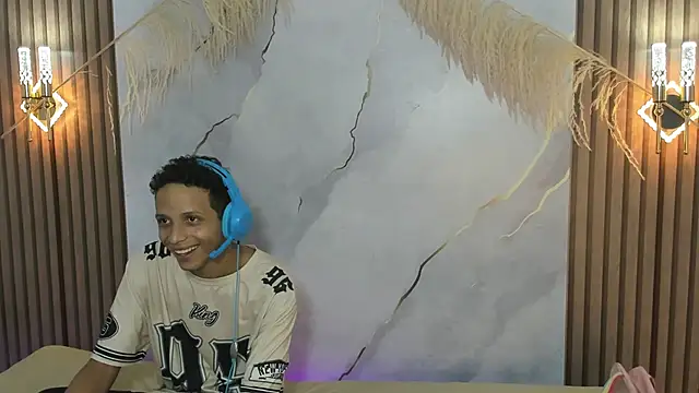 Snapshot of DamianandEva chatting on May 6, 1:26 pm DamianandEva online show from May 6, 1:26 pm