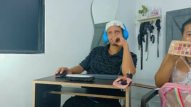 Snapshot of DamianandEva chatting on June 2, 12:49 pm DamianandEva online show from June 2, 12:49 pm