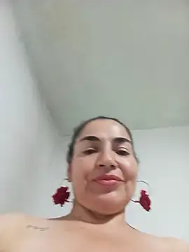 Snapshot of MaryRoze_ chatting on June 21, 12:27 am MaryRoze online show from June 21, 12:27 am