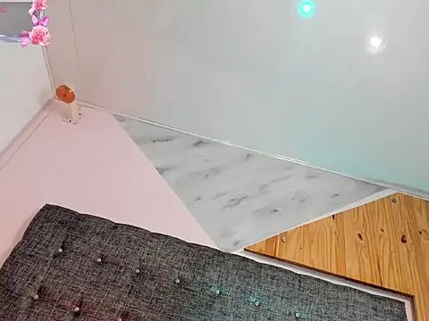 Snapshot of _tinyrose_ chatting on December 3, 7:35 pm tinyrose online show from December 3, 7:35 pm