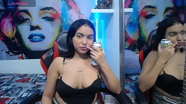 Snapshot of valeria_martinez19 chatting on June 5, 6:52 am valeria martinez19 online show from June 5, 6:52 am
