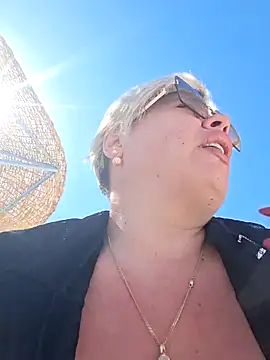 Snapshot of MilkySky chatting on March 1, 11:10 am MilkySky online show from March 1, 11:10 am