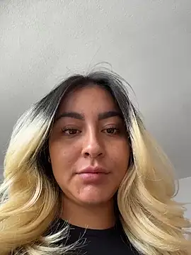 Elina Hills online show from May 17, 2:39 pm