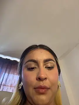 Elina Hills online show from May 8, 6:34 pm