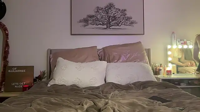 juliaraee online show from December 14, 5:35 am