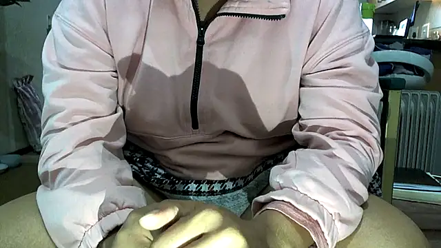 Snapshot of NewBeginnings8 chatting on November 19, 6:13 am NewBeginnings8 online show from November 19, 6:13 am