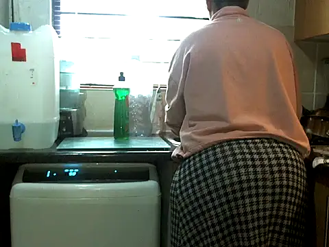 Snapshot of NewBeginnings8 chatting on November 3, 6:18 am NewBeginnings8 online show from November 3, 6:18 am