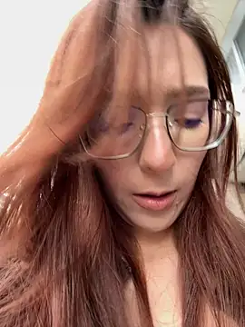 LilluKatten online show from December 4, 9:30 am