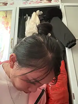 Snapshot of Amino-Suca chatting on November 22, 3:27 am Amino-Suca online show from November 22, 3:27 am