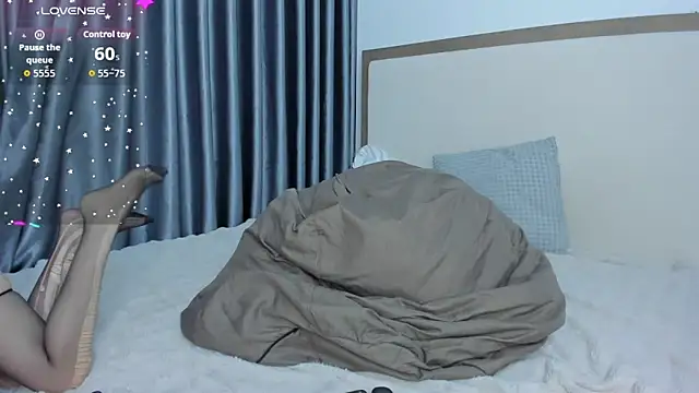 Snapshot of YunaBlossomy chatting on February 9, 10:24 am YunaBlossomy online show from February 9, 10:24 am