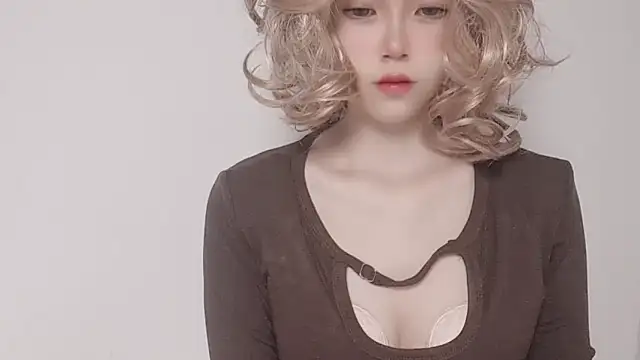 JuliaNoir online show from March 6, 10:10 am