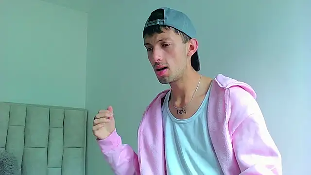 Snapshot of dylan_drakee chatting on January 13, 2:43 pm dylan drakee online show from January 13, 2:43 pm