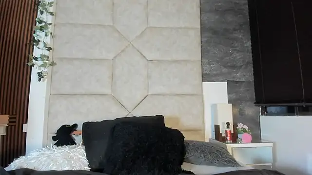 Liia Leens online show from February 13, 5:07 am