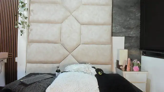 Liia Leens online show from February 28, 4:45 am