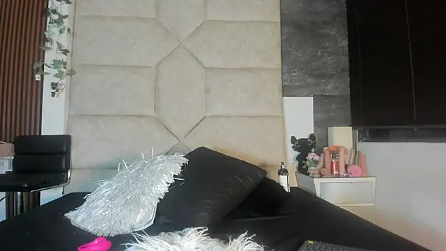 Liia Leens online show from February 17, 3:37 am