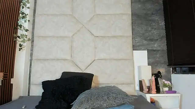 Liia Leens online show from February 8, 4:32 am