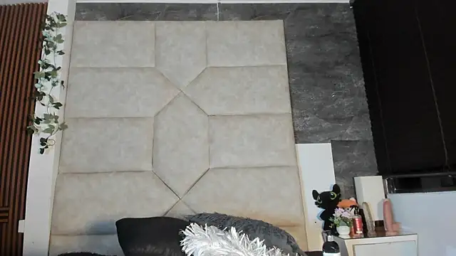 Liia Leens online show from February 19, 4:09 am