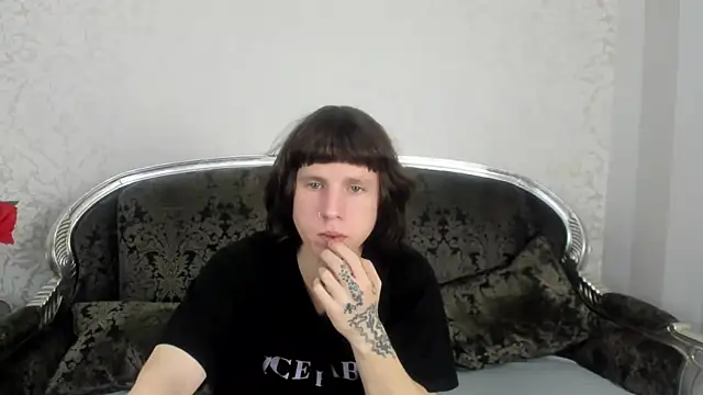 Snapshot of TommyCrown chatting on October 31, 10:23 am TommyCrown online show from October 31, 10:23 am