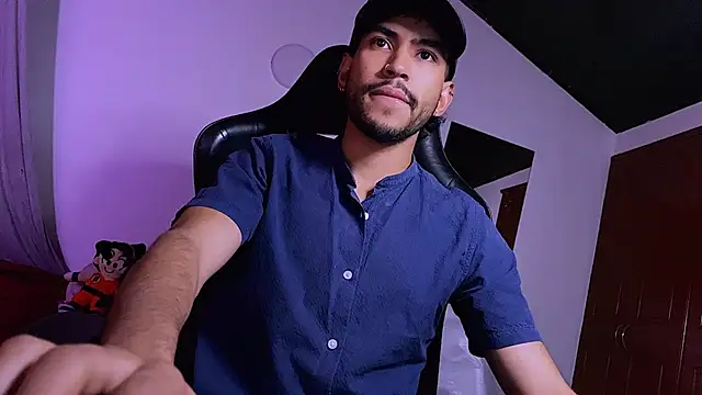 Snapshot of 3v1l chatting on March 3, 5:14 am 3v1l online show from March 3, 5:14 am