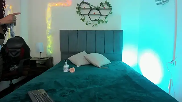 Lucerop  online show from December 21, 3:52 am