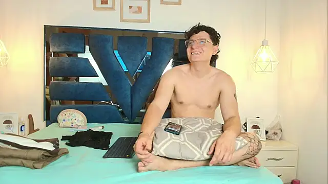 Zoe And Dylan  online show from April 4, 12:12 pm