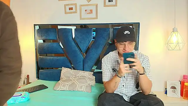 Snapshot of Zoe_And_Dylan_ chatting on February 19, 12:46 pm Zoe And Dylan online show from February 19, 12:46 pm