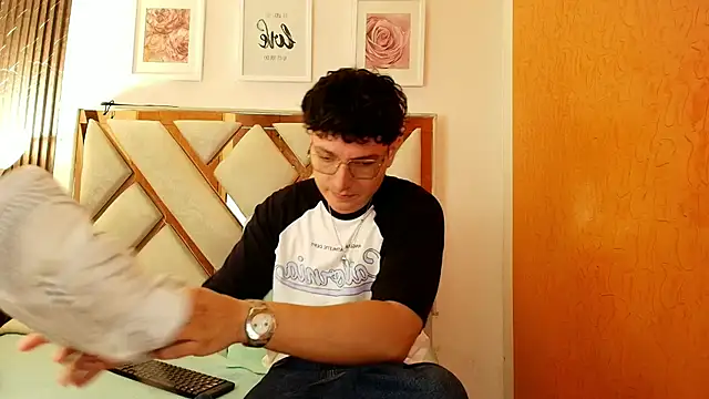 Zoe And Dylan  online show from August 4, 12:31 pm