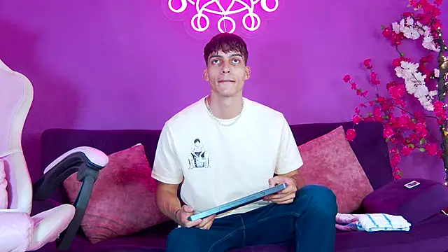 AlessioVitale online show from November 24, 12:16 pm