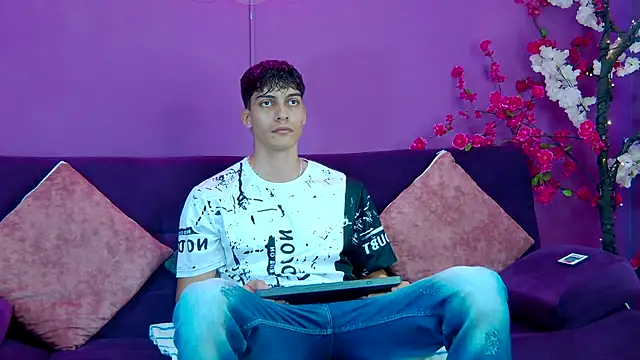 AlessioVitale online show from November 30, 1:34 pm