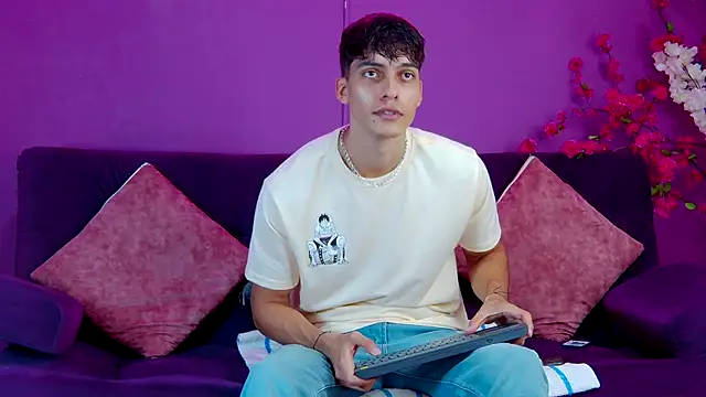 AlessioVitale online show from November 28, 12:27 pm