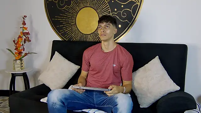 AlessioVitale online show from November 15, 1:04 pm