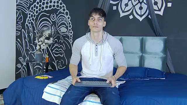 AlessioVitale online show from December 15, 12:00 pm