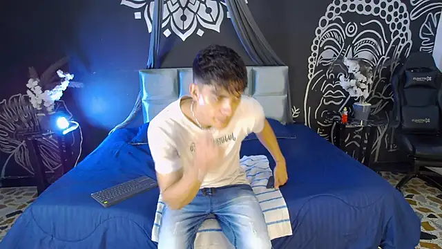 AlessioVitale online show from December 16, 11:58 am