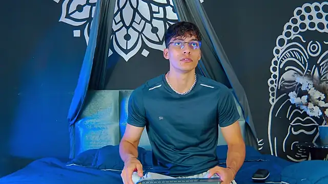 AlessioVitale online show from December 21, 1:24 pm