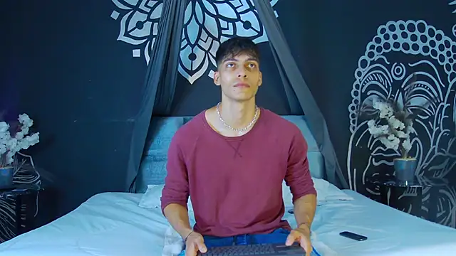 AlessioVitale online show from December 5, 12:04 pm