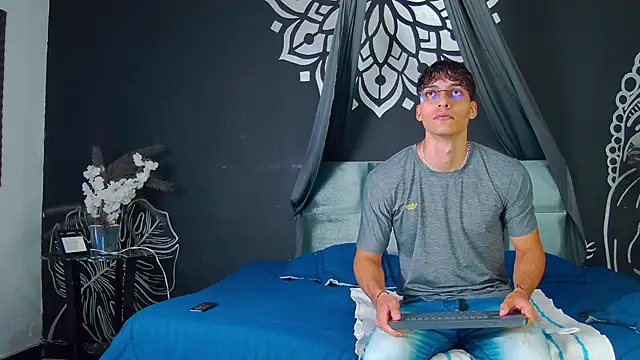 AlessioVitale online show from December 20, 11:57 am