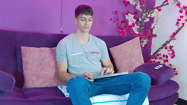 AlessioVitale online show from November 26, 12:16 pm