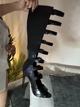 HotLdyllic online show from April 17, 2:20 pm