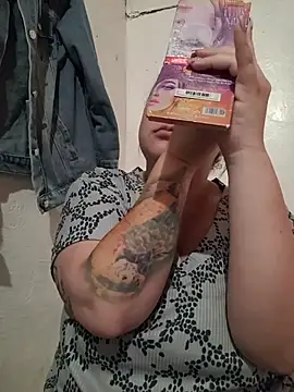 CurvyNoir online show from April 27, 7:56 pm