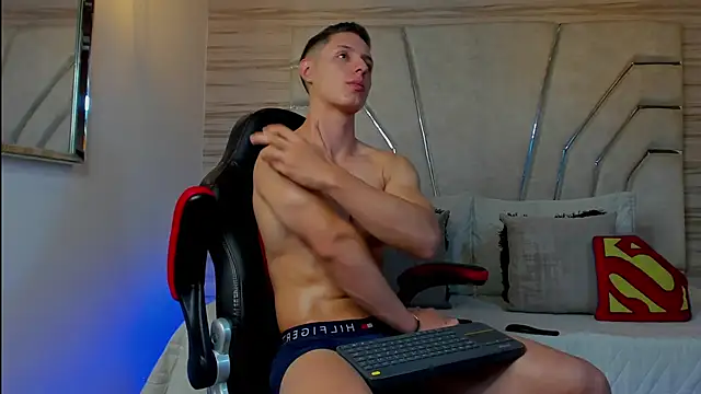 MAXTHOMSON online show from December 3, 3:40 am