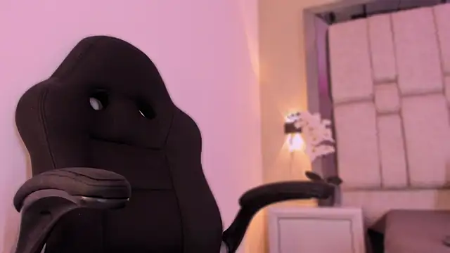 Snapshot of Alysslender chatting on December 2, 11:23 am Alysslender online show from December 2, 11:23 am