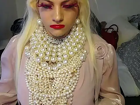 Snapshot of VanesaCrossic chatting on December 3, 9:09 am VanesaCrossic online show from December 3, 9:09 am