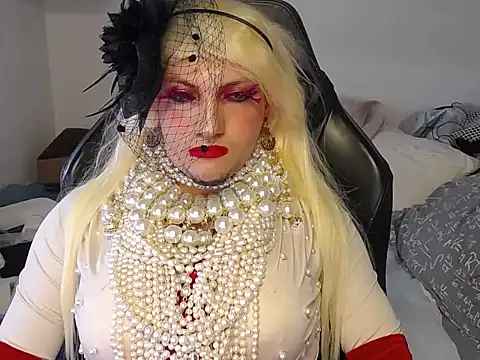 Snapshot of VanesaCrossic chatting on December 4, 8:35 am VanesaCrossic online show from December 4, 8:35 am