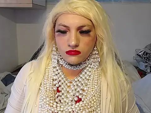 VanesaCrossic online show from December 18, 8:30 am